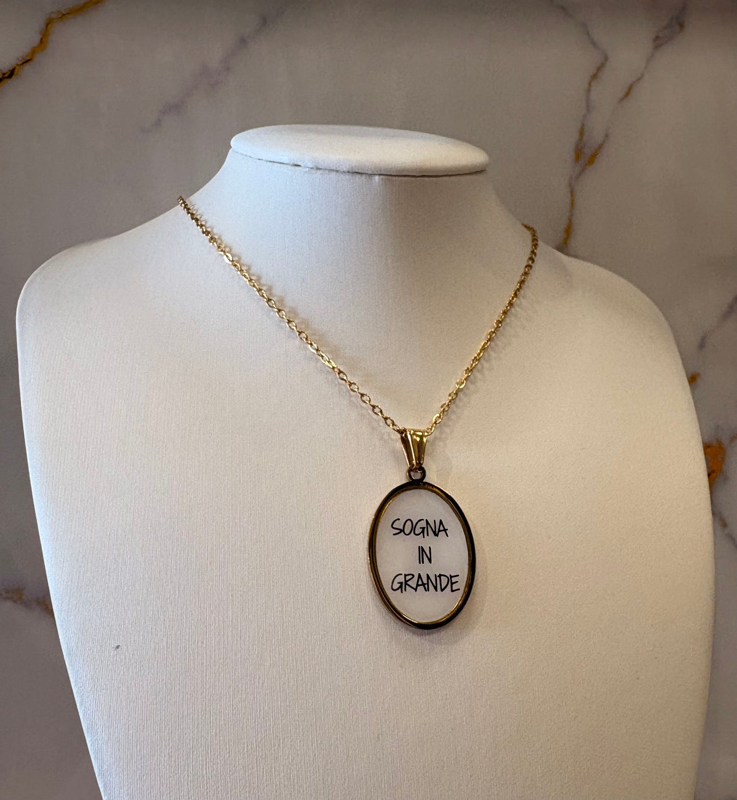 Collana con scritte