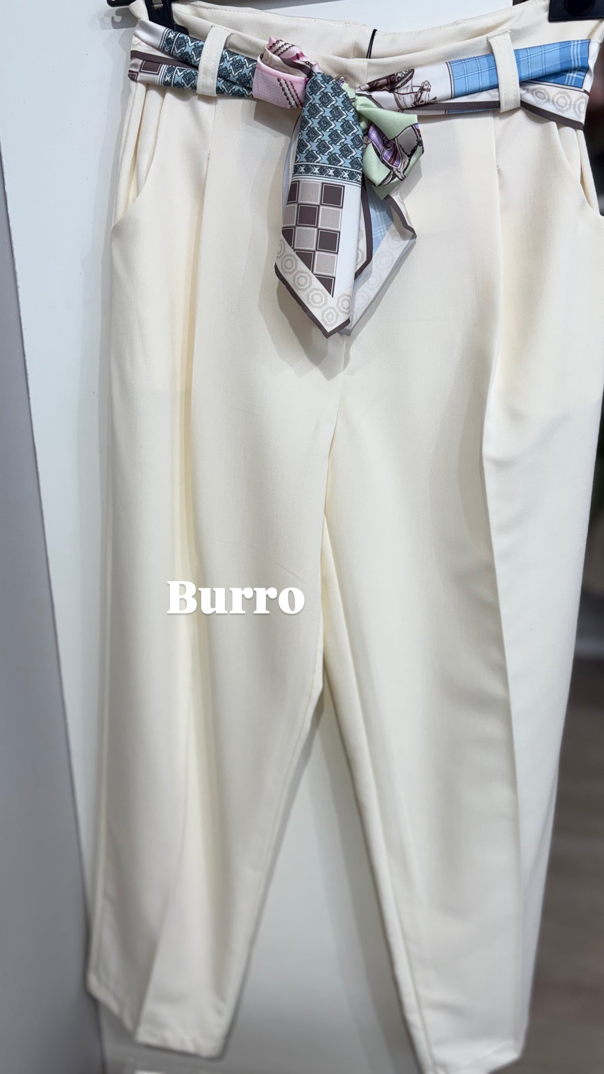 Pantalone con foulard