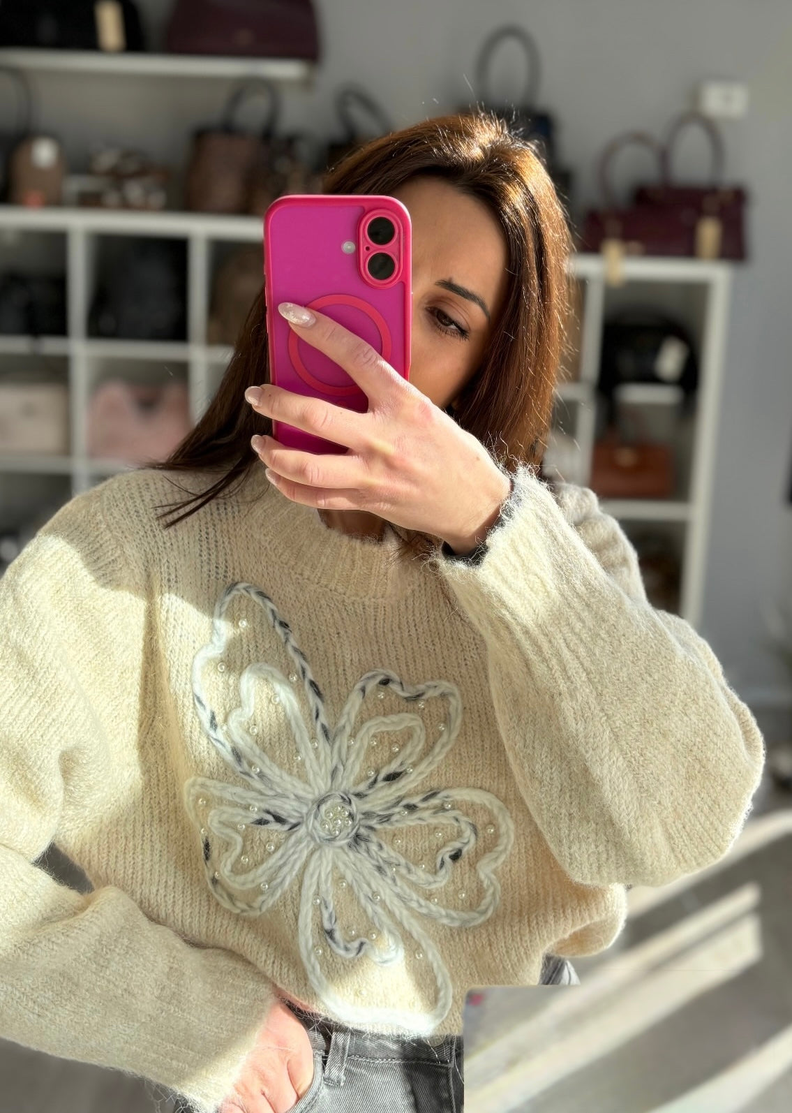 Maglia con fiore ricamato