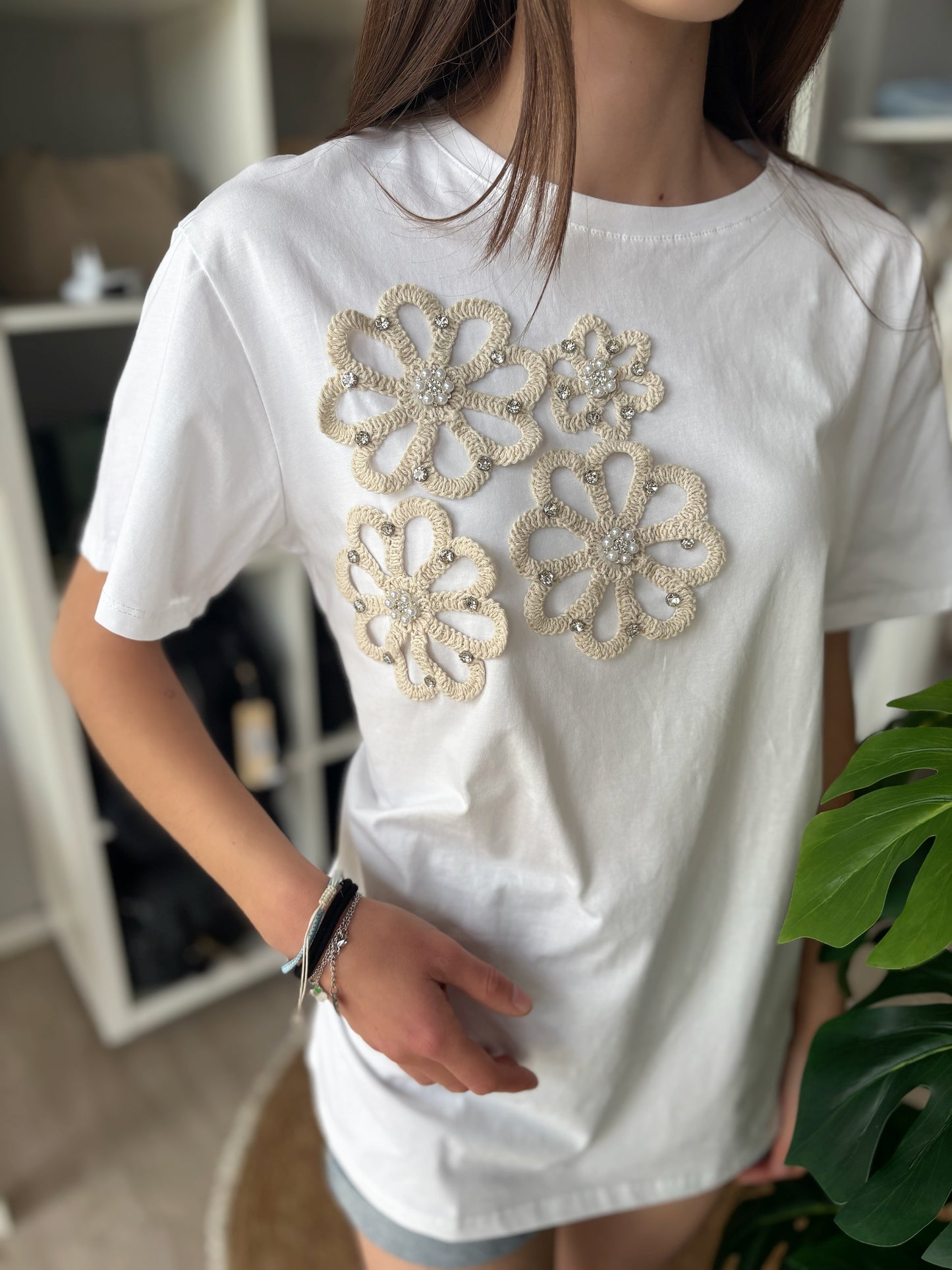 T-shirt fiori ricamati