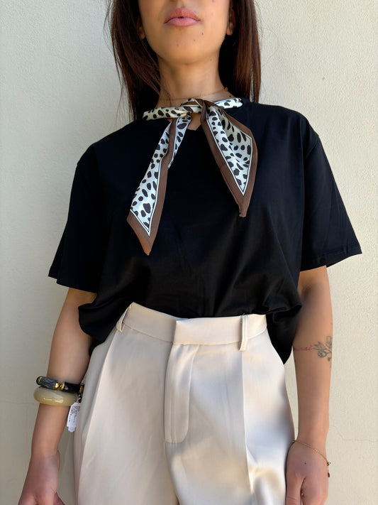 T-shirt con foulard