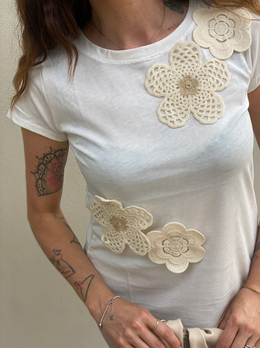 T-shirt con fiore uncinetto