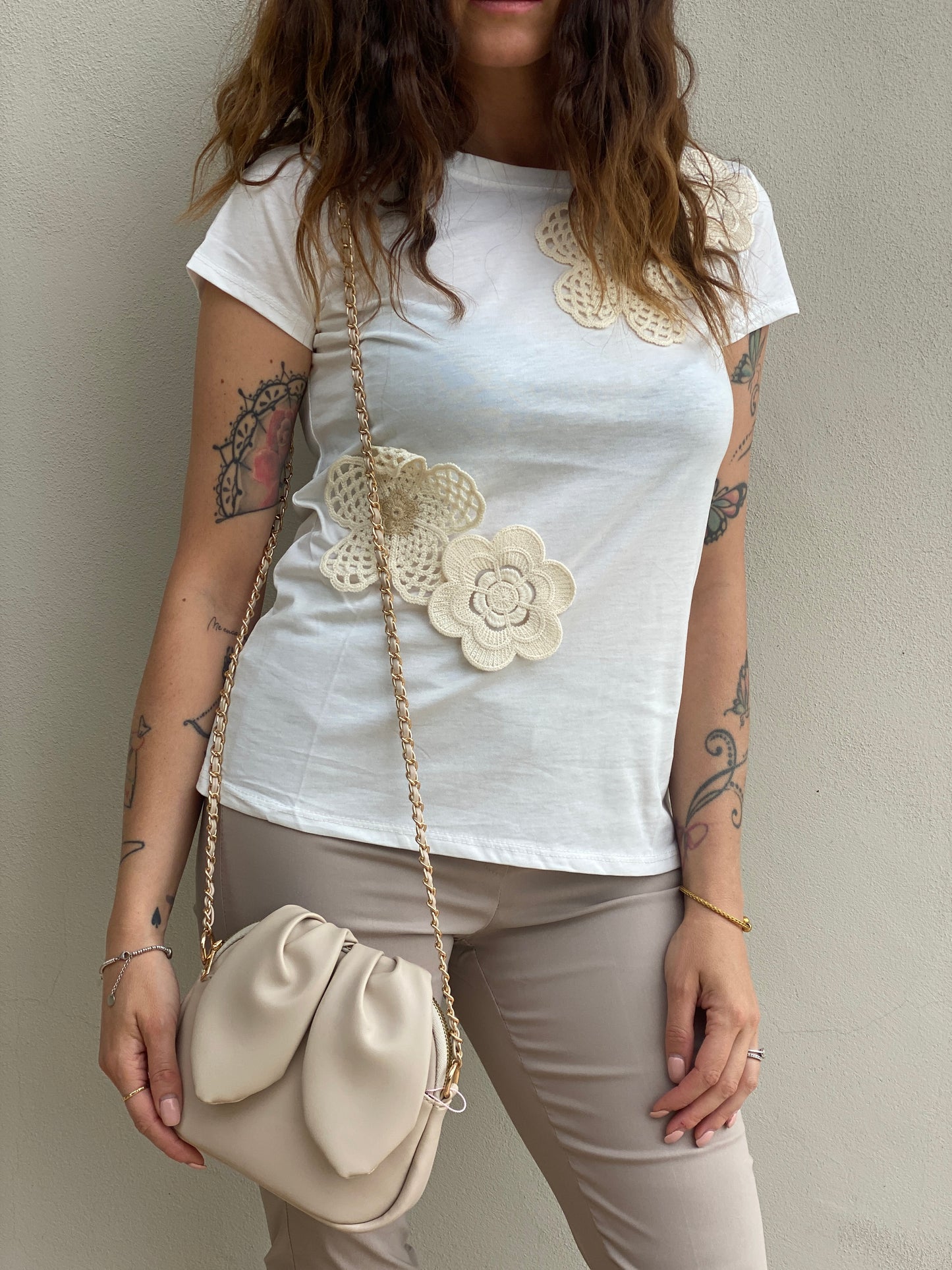 T-shirt con fiore uncinetto