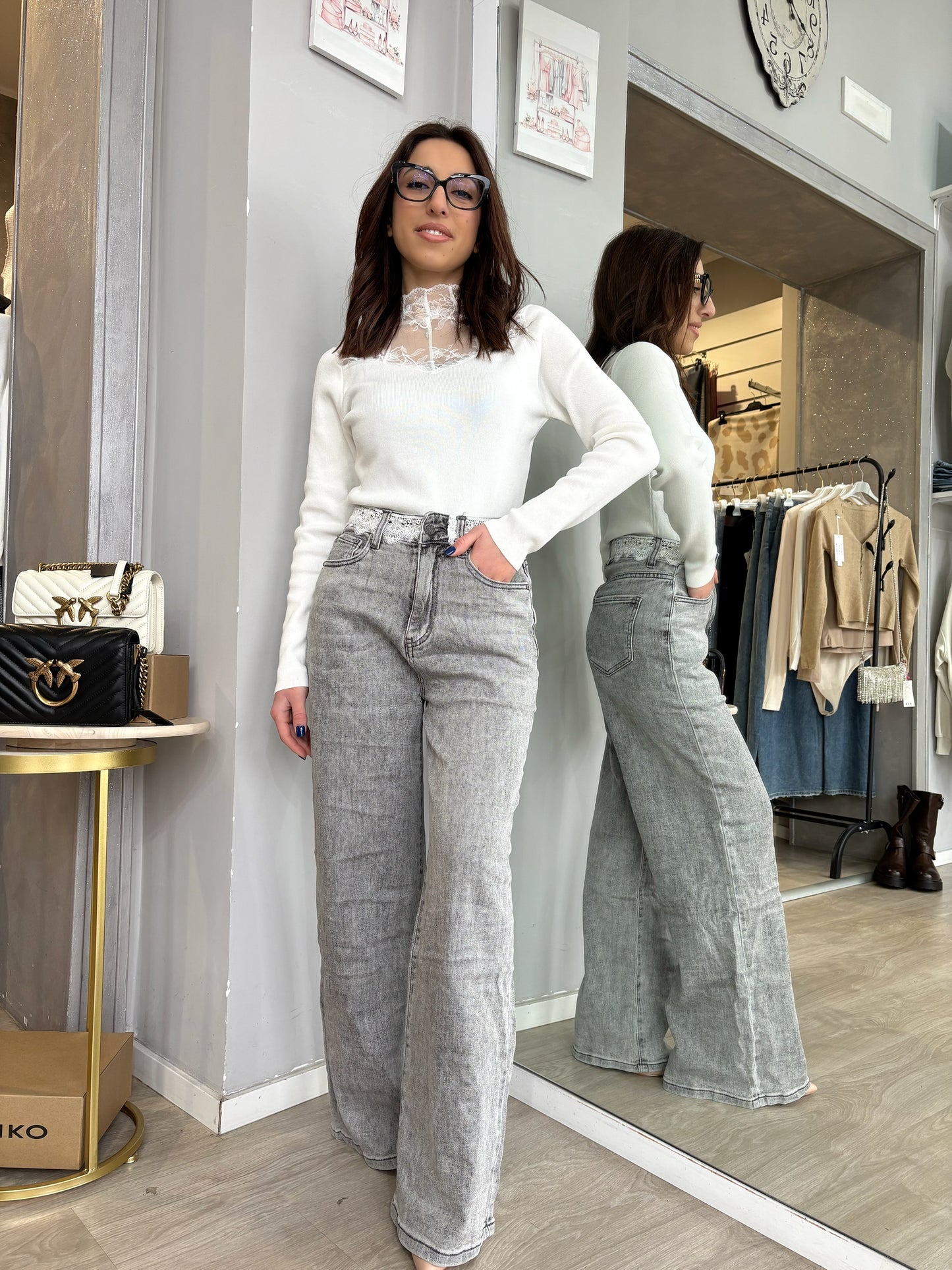 Jeans gamba larga con ricamo