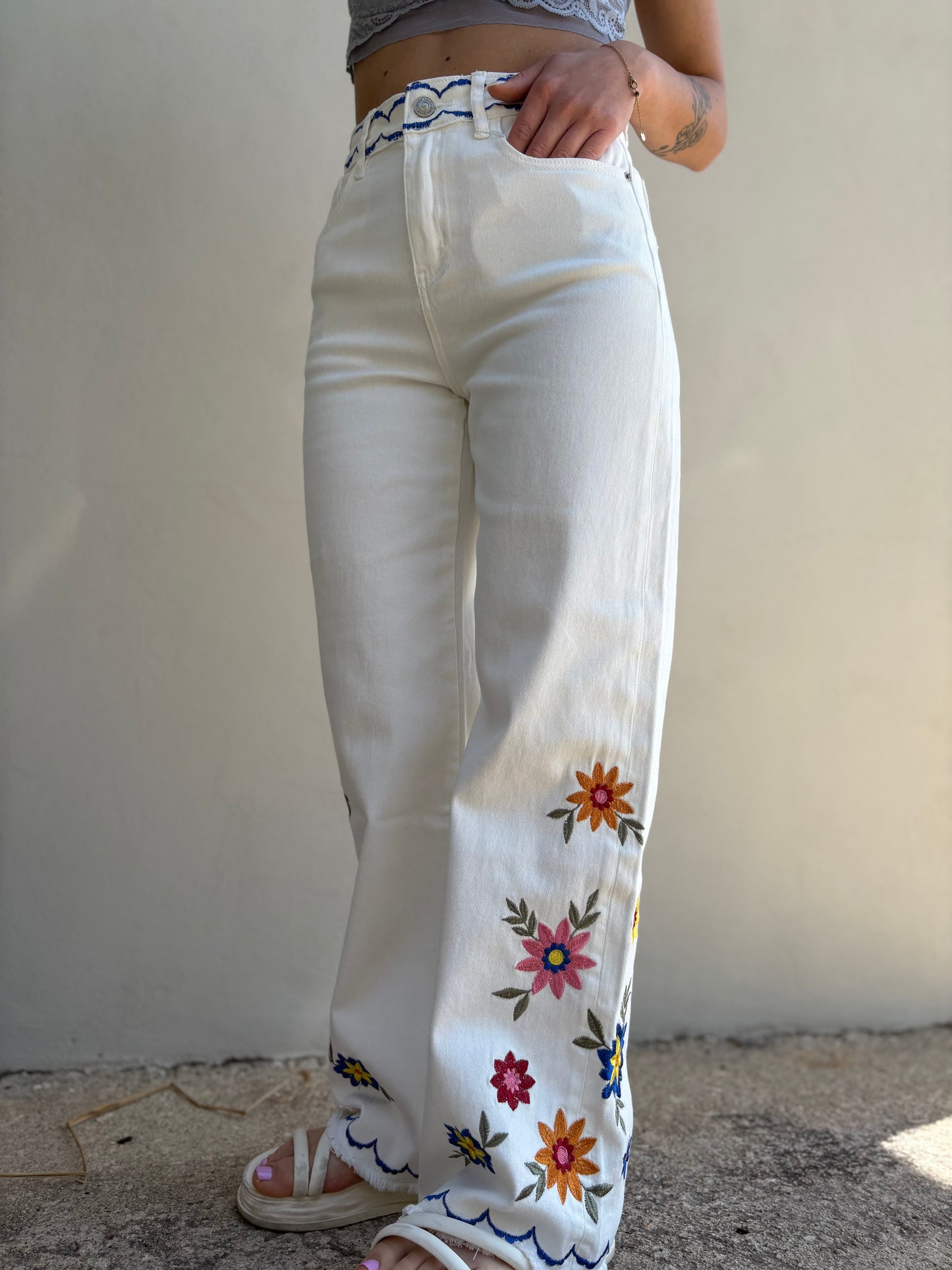 Jeans con ricami fiori